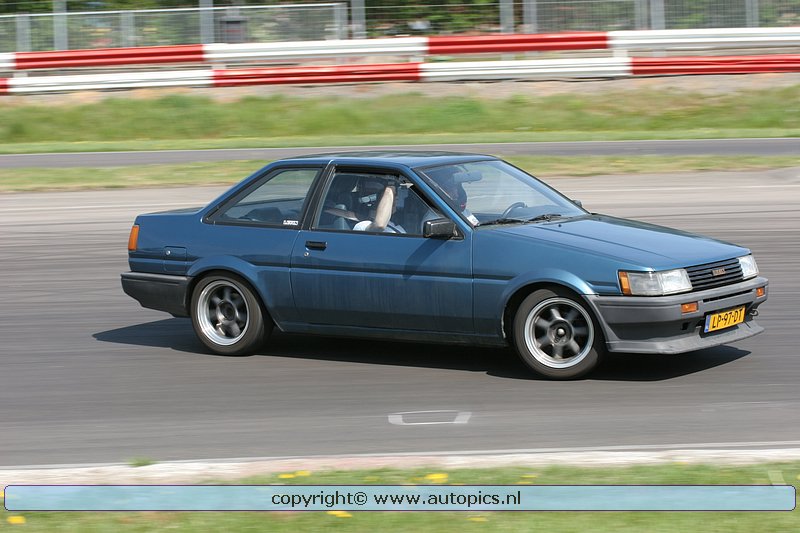 [Image: AEU86 AE86 - Drifting with stock power on the dry]