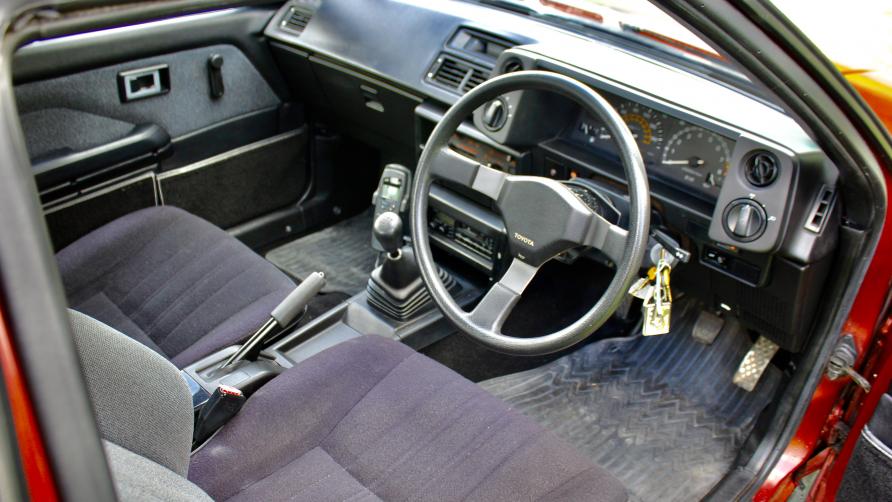 One owner Corolla AE86 interior looks well preserved